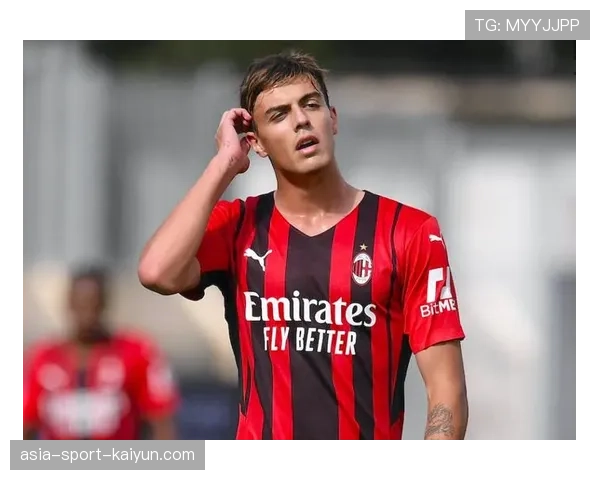 花絮：致敬传奇，AC米兰对阵尤文图斯赛前举行马尔蒂尼雕像揭幕仪式。